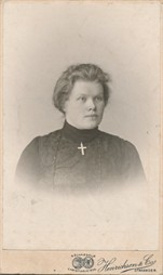 Tomine Myklebust (Gift Knudsen) - Foto- Henrichsen og Co, Stavanger IEE 1905